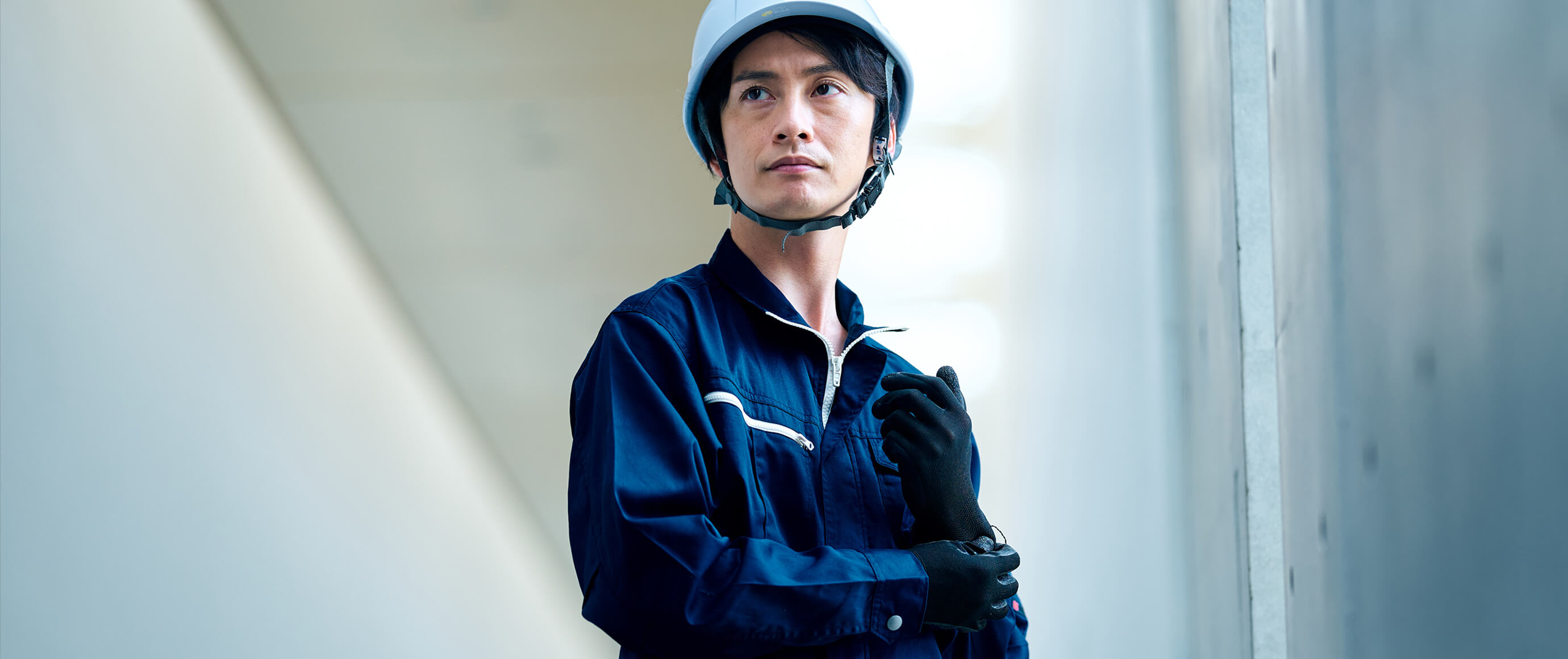 前を向く男性社員のイメージ